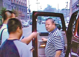 便衣叫臧天朔下车。