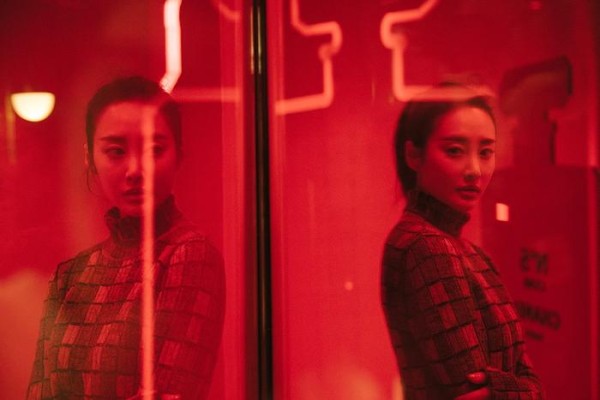李纯亮相香奈儿红色工厂 分享美妆心得张扬叛逆时尚