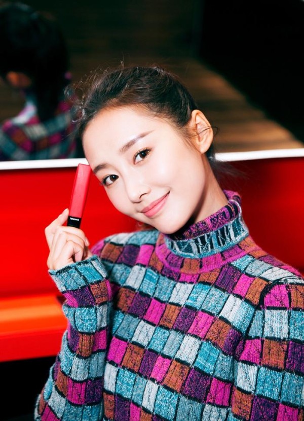 李纯亮相香奈儿红色工厂 <a target=
