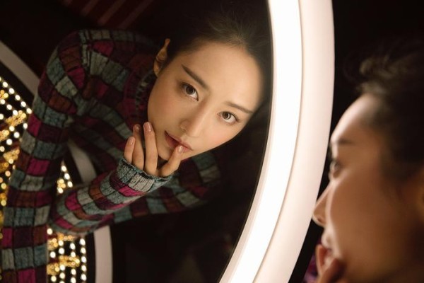 李纯亮相香奈儿红色工厂 <a target=
