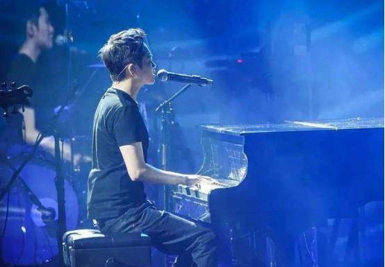 好声音的第一季冠军，出道以后成为创作歌手，一首歌曲红遍全国