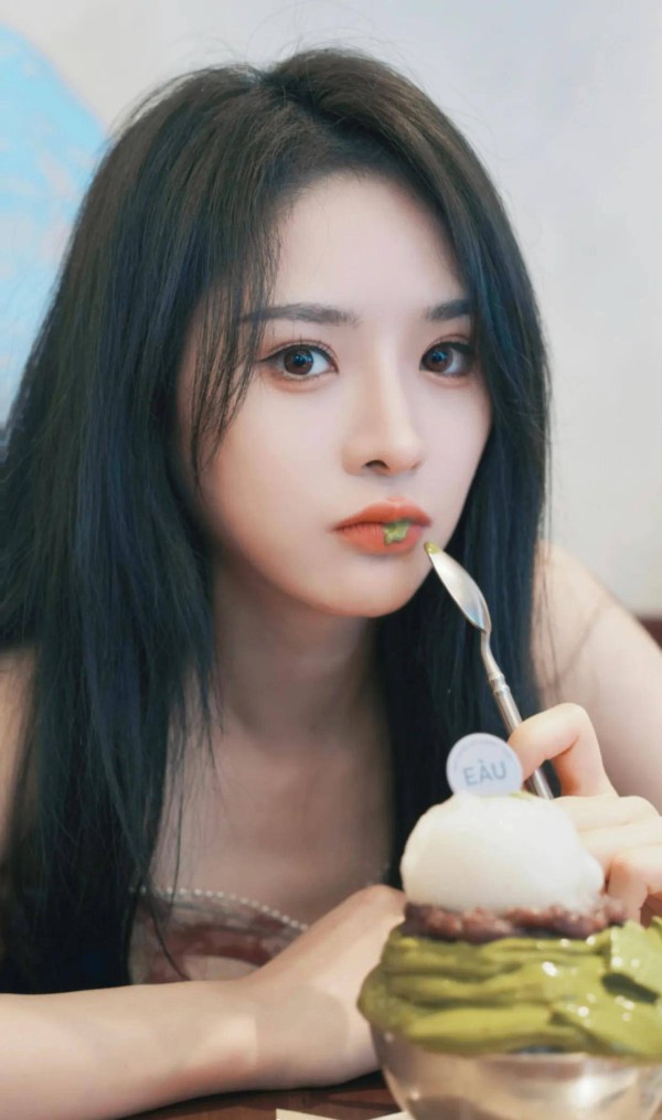 从女团到独立艺人的华丽转身，中国内地女歌手，演员，主持人。