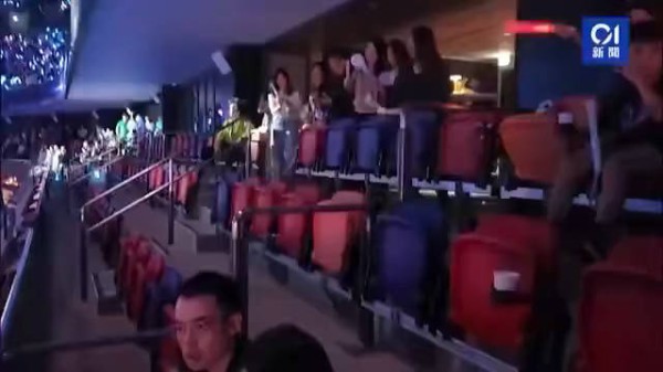 96岁李嘉诚携周凯旋现身五月天<a target=