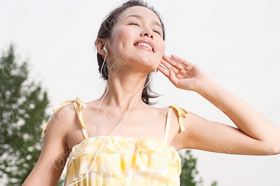 美国女星青睐面部抗皱瑜伽 示范6种POSE