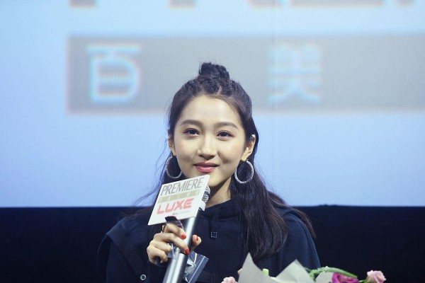关晓彤齐刘海造型掀起“谢乔回忆杀”