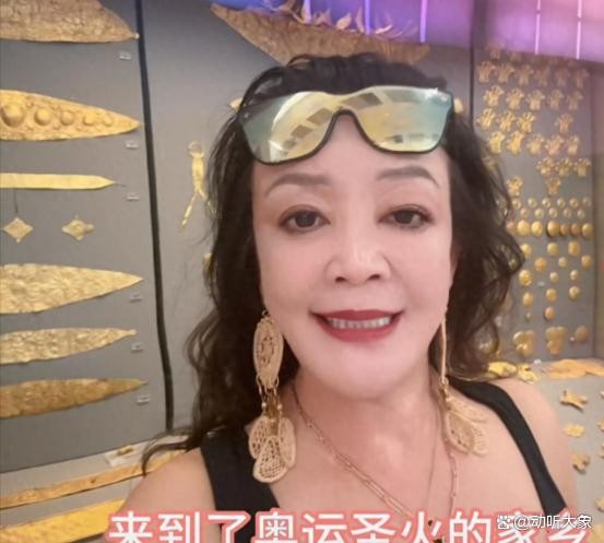 活力满满！张兰刚从日本回来就出差去希腊雅典，穿着亮眼吸睛