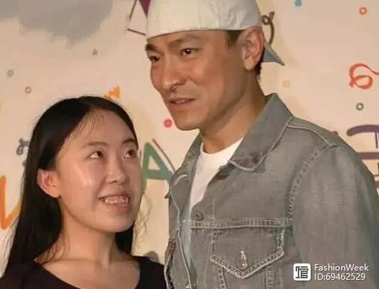 42岁杨丽娟疯狂追星，父亲自杀，现状悲惨