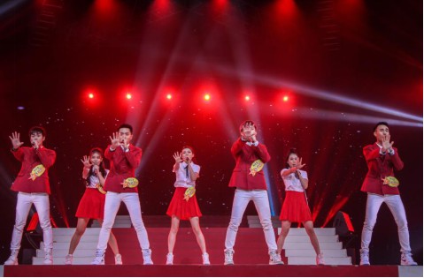 生时代表演《红星闪闪》