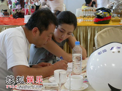 曾黎向郭涛请教路况