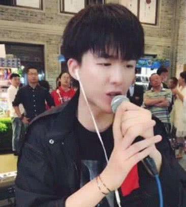 抖音歌神直播与女粉丝合唱，男友吃醋直接给了一拳，场面一度失控