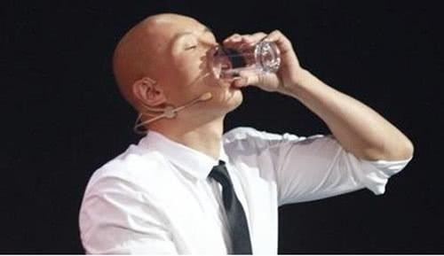 网评最惹人厌的主持人，谢娜口无遮拦没内涵，他在节目中耍酒疯！