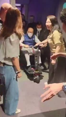 据港媒01报道，96岁的香港长和集团创办人李嘉诚昨晚（10日）赴五月天香港演