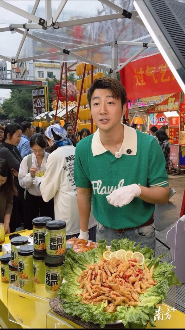 蔡淇俊在摆摊直播卖鸡爪。受访者供图