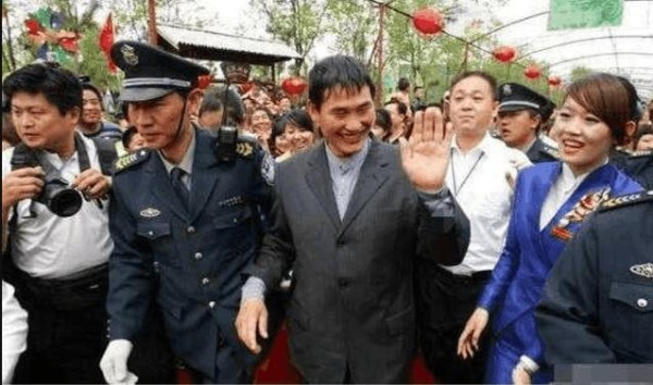 66岁马广福近照, 草根歌手一路唱到春晚, 放弃明星梦回乡种地！