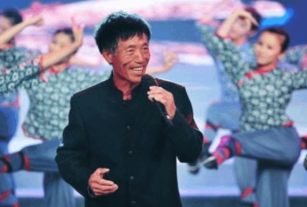 66岁马广福近照, 草根歌手一路唱到春晚, 放弃明星梦回乡种地！