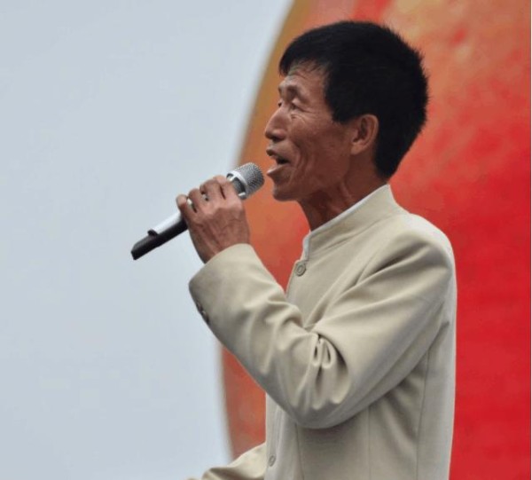 66岁马广福近照, 草根歌手一路唱到春晚, 放弃明星梦回乡种地！