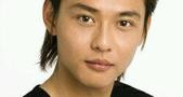 2004年因癌症去世时,没有多少人去关注他,去世时年仅45岁。