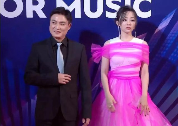 直击音乐娱乐盛典看点：孟美岐象牙项链抢镜，主持人偷瞄嘉宾鞋子