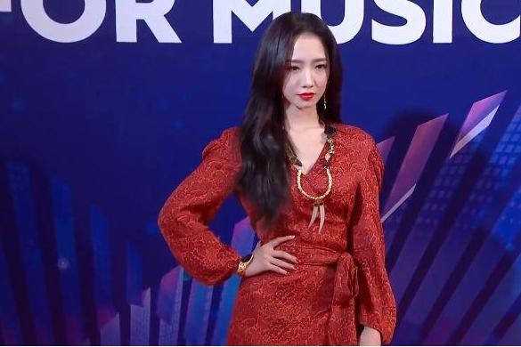 直击音乐娱乐盛典看点：孟美岐象牙项链抢镜，主持人偷瞄嘉宾鞋子