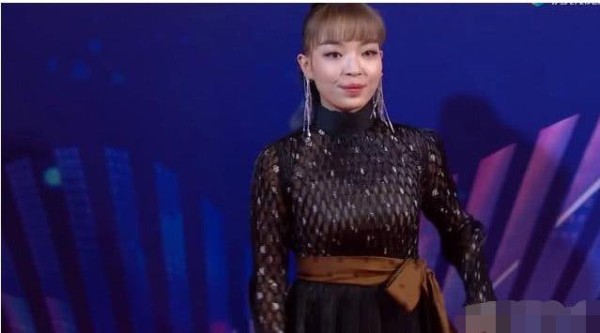 直击音乐娱乐盛典看点：孟美岐象牙项链抢镜，主持人偷瞄嘉宾鞋子