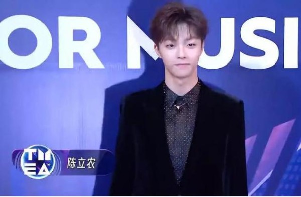 直击音乐娱乐盛典看点：孟美岐象牙项链抢镜，主持人偷瞄嘉宾鞋子