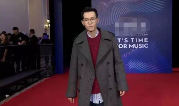 直击音乐娱乐盛典看点：孟美岐象牙项链抢镜，主持人偷瞄嘉宾鞋子