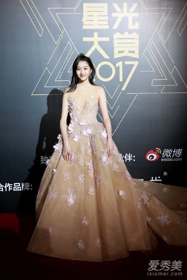 2017星光大赏杨幂唐嫣赵丽颖同台pk谁美？2017星光大赏嘉宾盘点