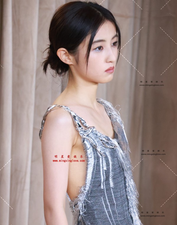 张子枫VOGUE时尚盛典红毯花絮照片，性感吊带露胸礼服，光脚特写，放大可看清肌肤纹理，高清8K分辨率原图无修生图下载（至尊）