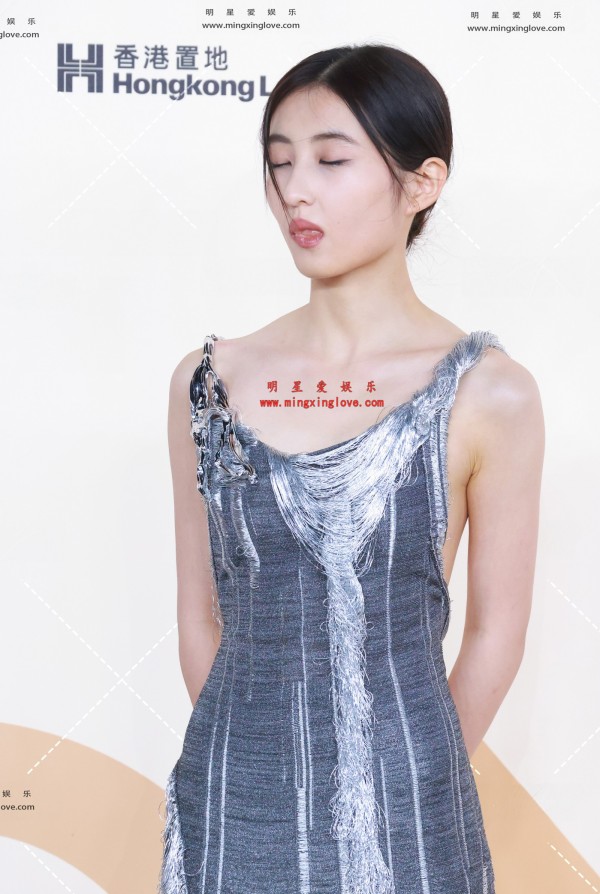 张子枫VOGUE时尚盛典红毯花絮照片，性感吊带露胸礼服，光脚特写，放大可看清肌肤纹理，高清8K分辨率原图无修生图下载（至尊）