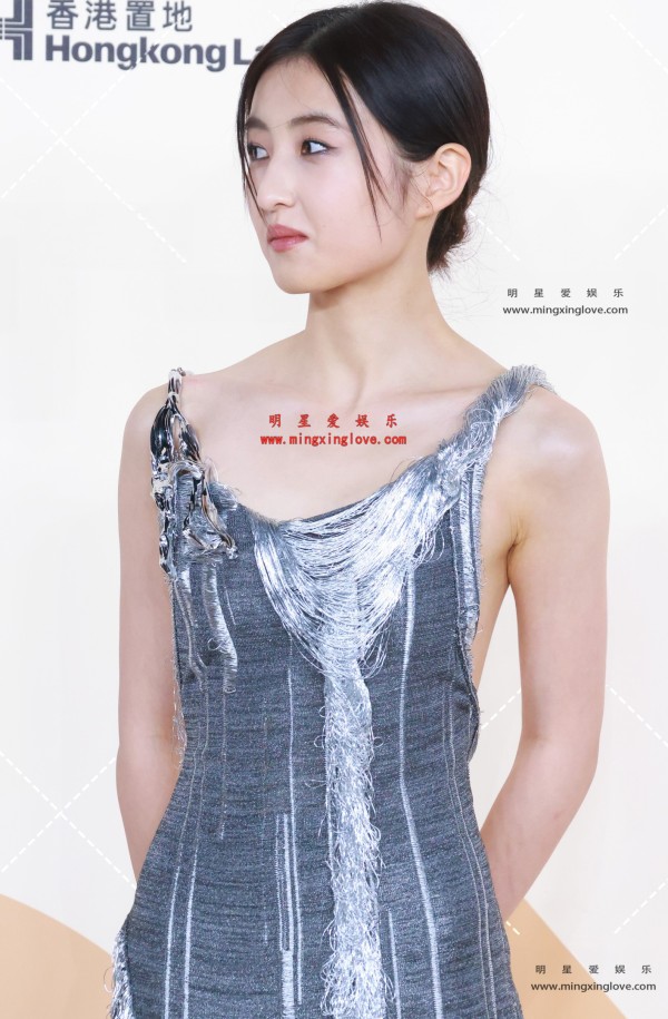 张子枫VOGUE时尚盛典红毯花絮照片，性感吊带露胸礼服，光脚特写，放大可看清肌肤纹理，高清8K分辨率原图无修生图下载（至尊）