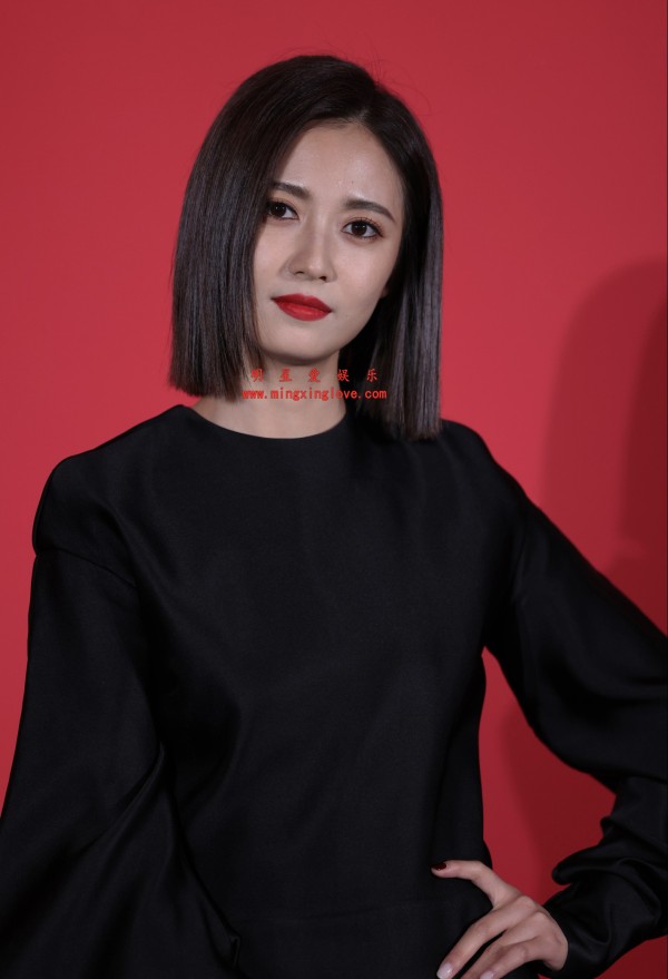 陈钰琪某美妆品牌发布会现场花絮照片，性感短裙美腿、光脚特写，放大可看清肌肤纹理，高清8K分辨率原图无修生图下载（至尊）