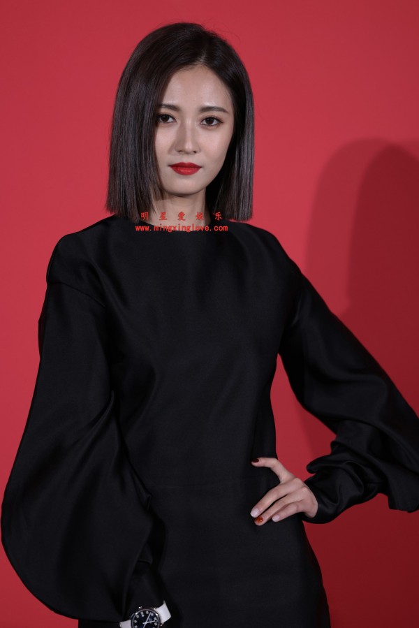 陈钰琪某美妆品牌发布会现场花絮照片，性感短裙美腿、光脚特写，放大可看清肌肤纹理，高清8K分辨率原图无修生图下载（至尊）