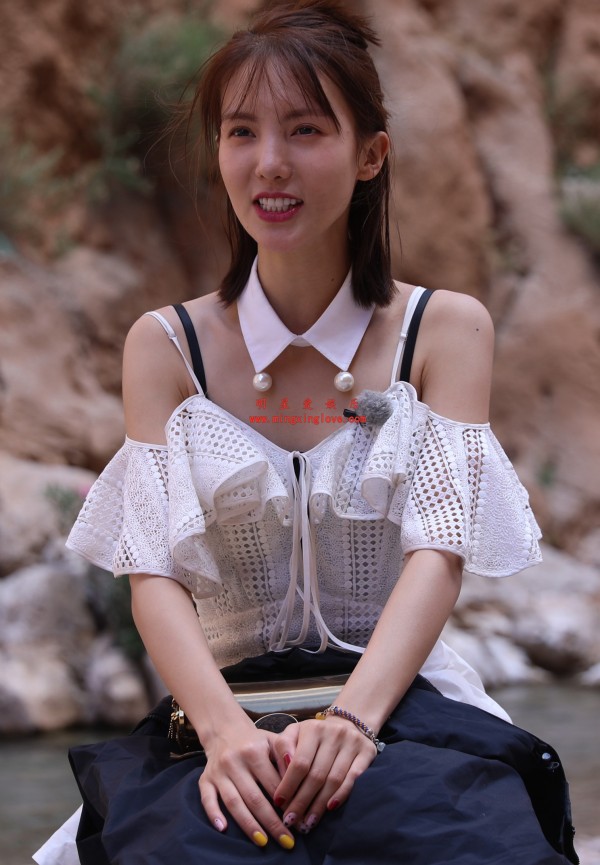 金晨综艺外拍定妆照拍摄花絮照片，性感吊带短裙、美腿光脚，高清4K分辨率原图无修生图下载（至尊）