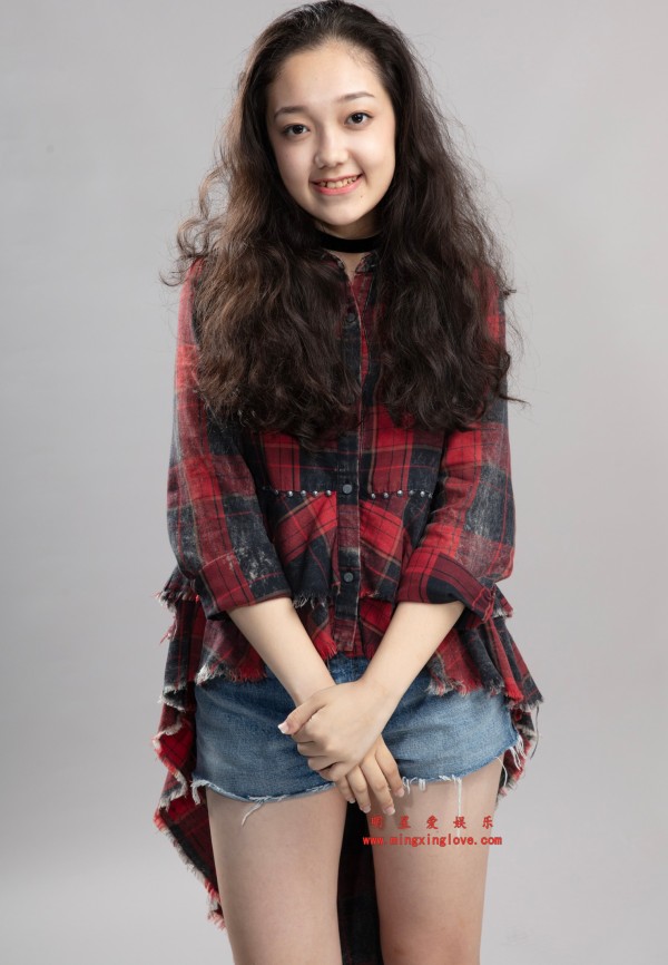希林娜依·高某综艺节目定妆照拍摄花絮照片，性感超短裤光腿，放大可看清肌肤纹理，高清8K分辨率原图无修生图CR2原格式下载（至尊）
