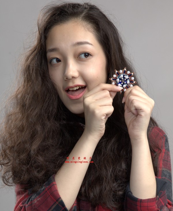 希林娜依·高某综艺节目定妆照拍摄花絮照片，性感超短裤光腿，放大可看清肌肤纹理，高清8K分辨率原图无修生图CR2原格式下载（至尊）