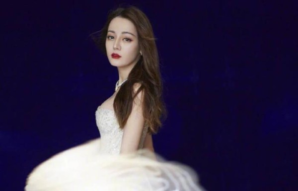 暴露实际地位？嘉行新年贺岁图曝光，杨幂居正中迪丽热巴紧靠边