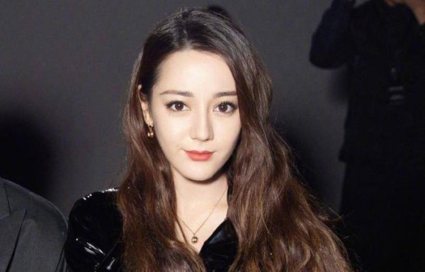 暴露实际地位？嘉行新年贺岁图曝光，杨幂居正中迪丽热巴紧靠边