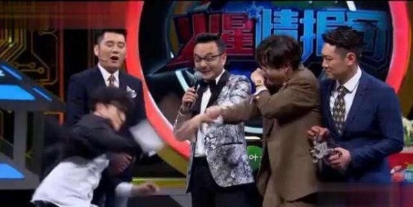 两位明星在节目上动手打起来，主持人尴尬地阻拦！