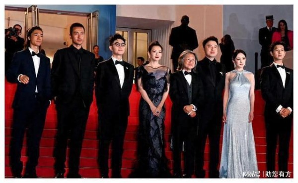 杨幂小心翼翼看脸色，章子怡落座后众人才敢就坐，发布会变名利场