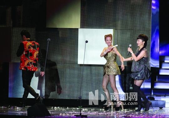 金曲奖颁奖现场,陶子怂恿周杰伦、蔡依林抱一下,二人没有就范。事后,有网友批评陶子“无聊”。