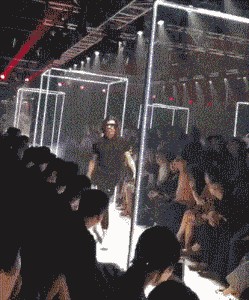 搞笑的美女模特的动态图：论模特的临场反应，哈哈要不再来段二人转啊？
