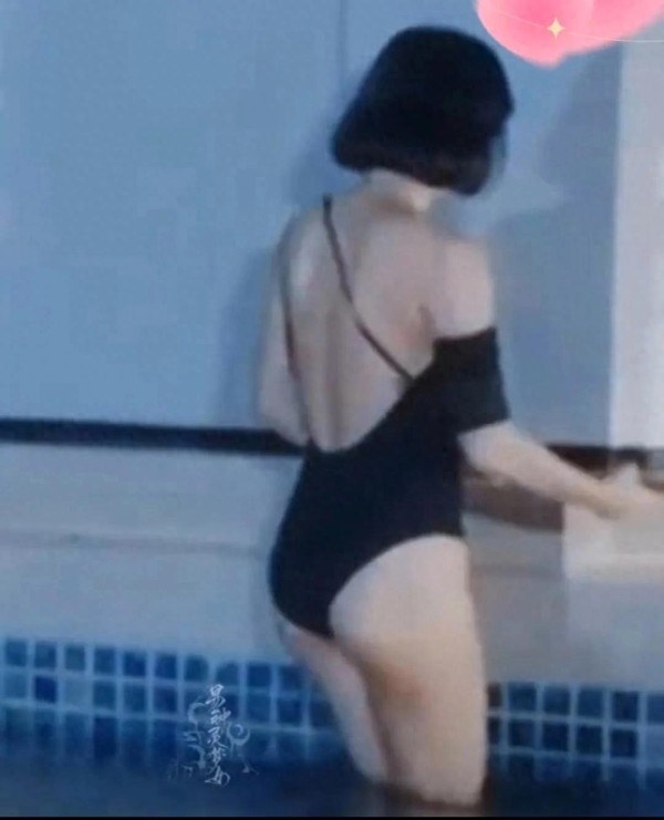 震惊！女明星后台竟做这种事？美成雕塑，网友：岁月偏心！