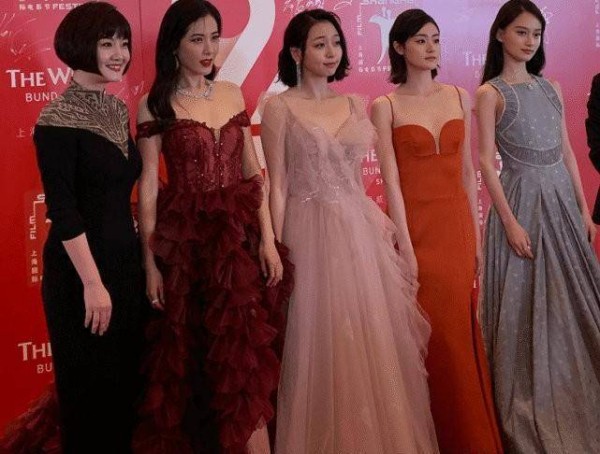 女星红毯新图：关晓彤逆袭，周冬雨成红毯女王，倪妮这造型没法说