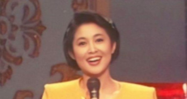 1993年，倪萍与一密友一同踏足了北京八达岭长城，留下了一张合影(图3)