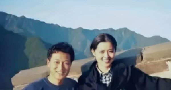 1993年，倪萍与一密友一同踏足了北京八达岭长城，留下了一张合影(图2)