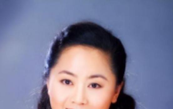 1993年，倪萍与一密友一同踏足了北京八达岭长城，留下了一张合影(图1)