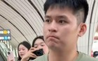 林诗栋新发型亮相多哈，蒯曼精致打扮引关注。