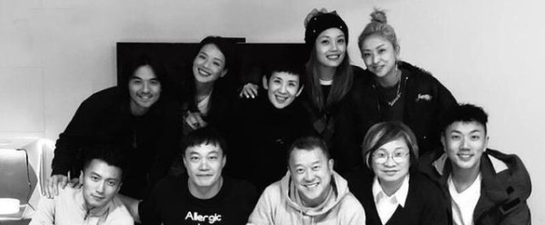 娱乐圈谁家人缘好？谢霆锋亲自下厨宴请圈中好友，个个都是大咖！