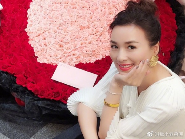张庭公司文化：男星与女员工亲密互动，闻脖子、摸手都是基本操作