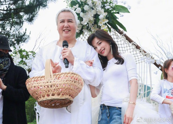 张庭公司文化：男星与女员工亲密互动，闻脖子、摸手都是基本操作